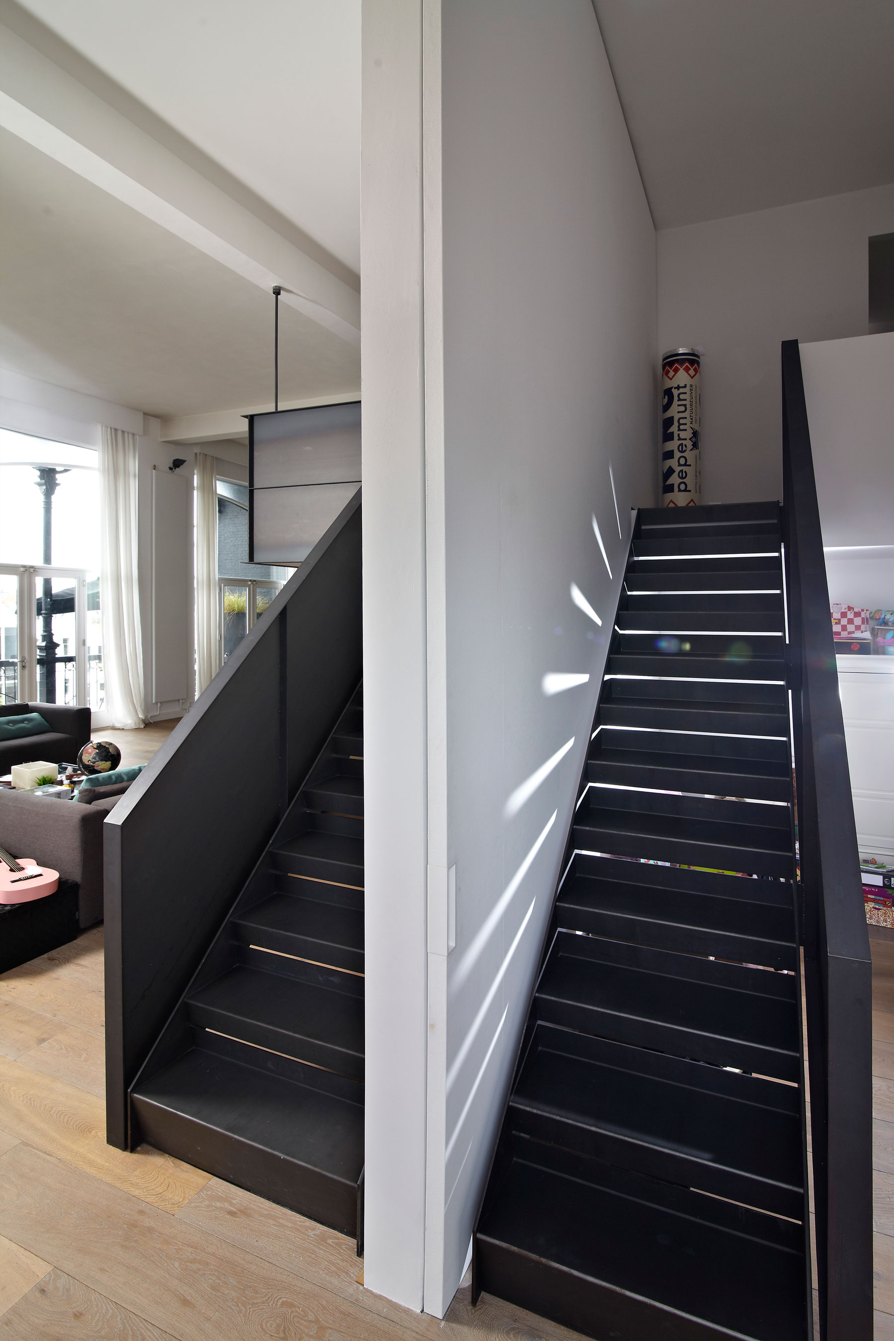 A Beautiful Modern House Full of History and Charm on the Lauriergracht in Amsterdam by Witteveen Architects (10)