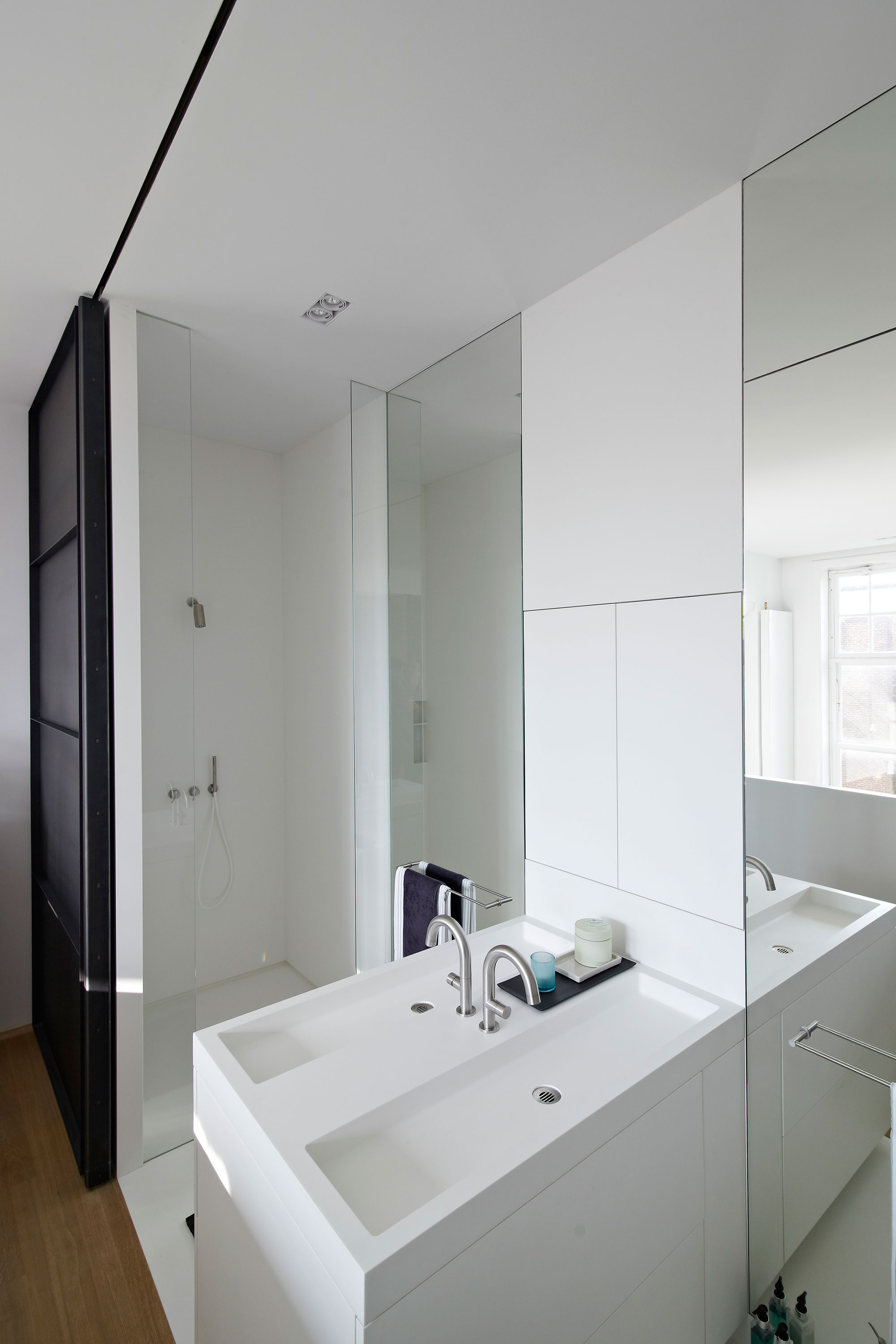 A Beautiful Modern House Full of History and Charm on the Lauriergracht in Amsterdam by Witteveen Architects (21)