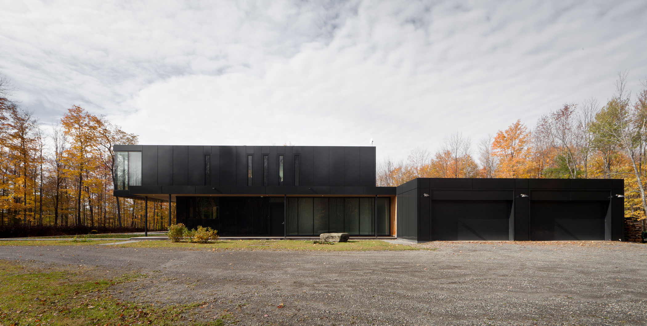 An Elegant Bi-Generational Family Cottage on a Large Wooded Lot near Sutton, Quebec by Les architectes FABG (1)