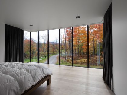 An Elegant Bi-Generational Family Cottage on a Large Wooded Lot near Sutton, Quebec by Les architectes FABG (11)
