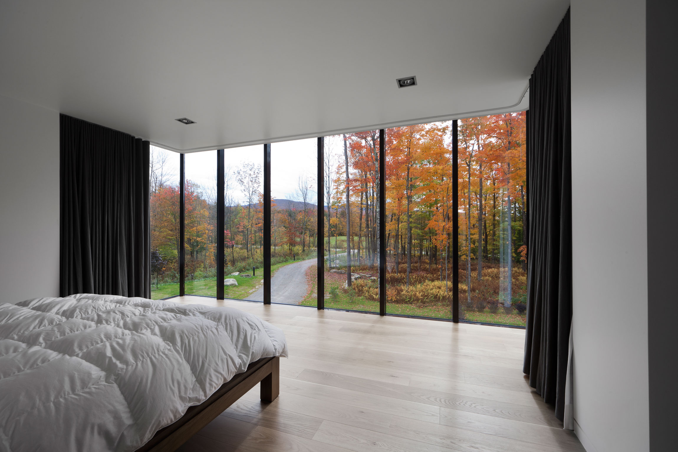 An Elegant Bi-Generational Family Cottage on a Large Wooded Lot near Sutton, Quebec by Les architectes FABG (11)