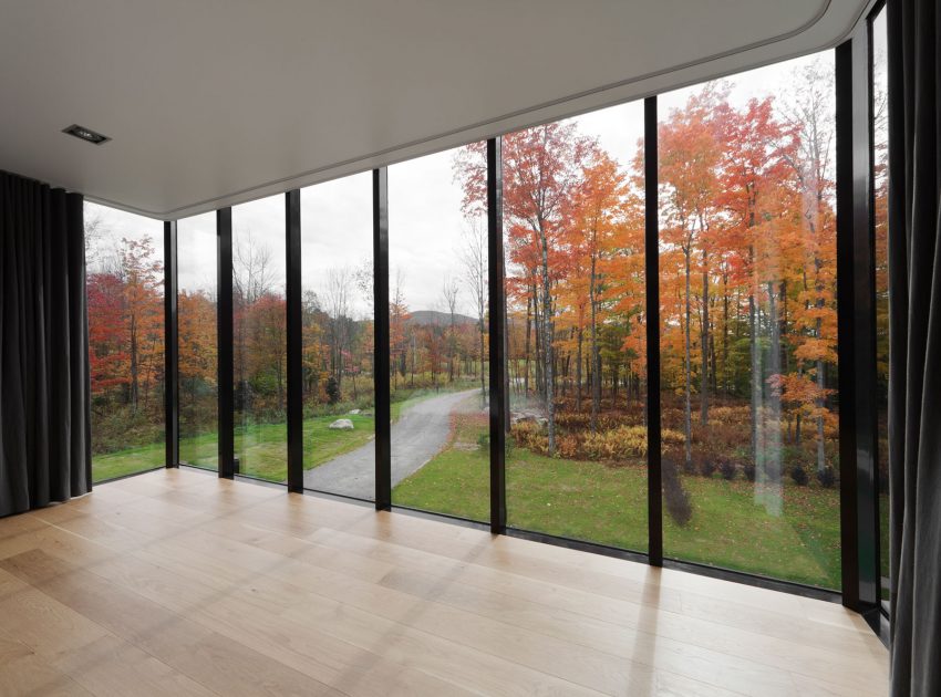 An Elegant Bi-Generational Family Cottage on a Large Wooded Lot near Sutton, Quebec by Les architectes FABG (12)