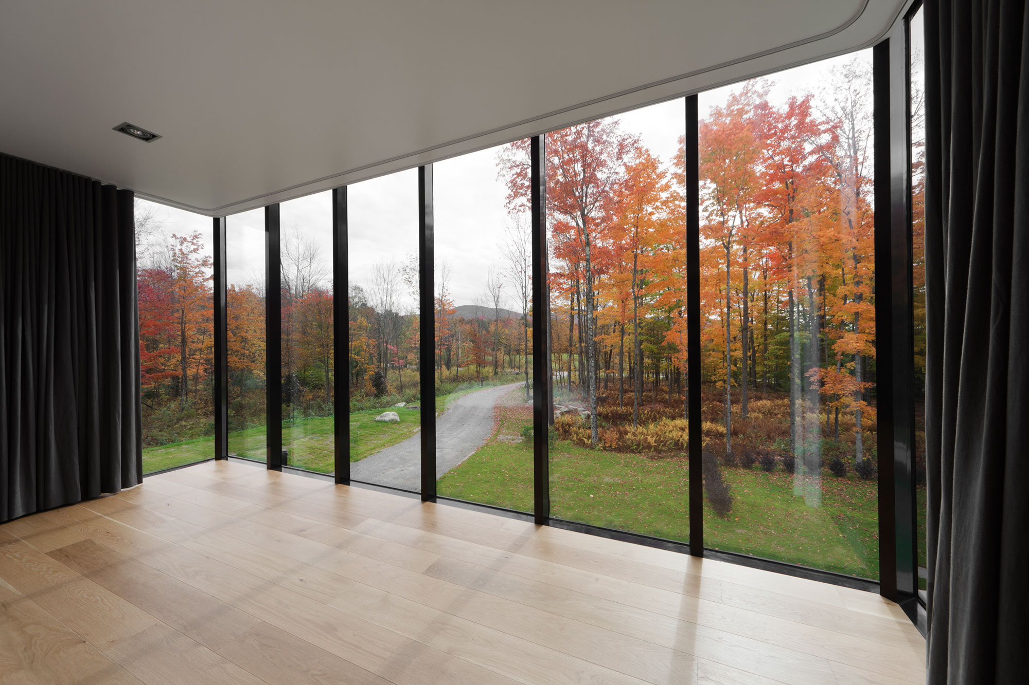 An Elegant Bi-Generational Family Cottage on a Large Wooded Lot near Sutton, Quebec by Les architectes FABG (12)