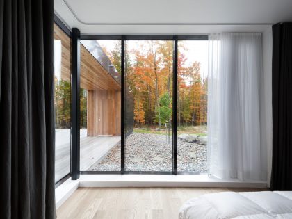 An Elegant Bi-Generational Family Cottage on a Large Wooded Lot near Sutton, Quebec by Les architectes FABG (13)