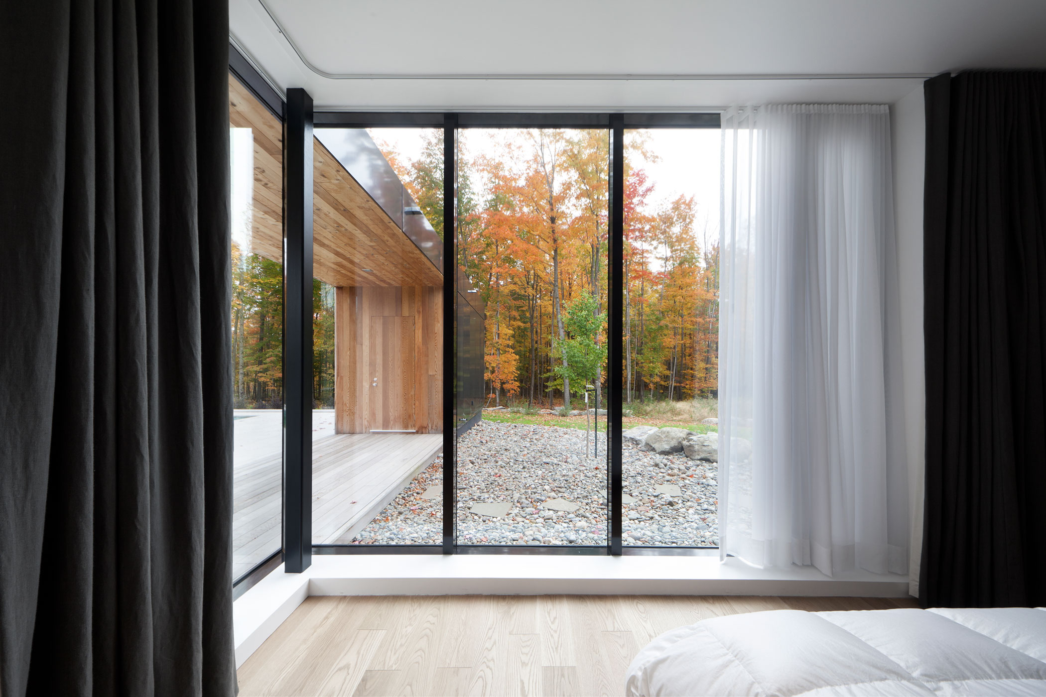 An Elegant Bi-Generational Family Cottage on a Large Wooded Lot near Sutton, Quebec by Les architectes FABG (13)
