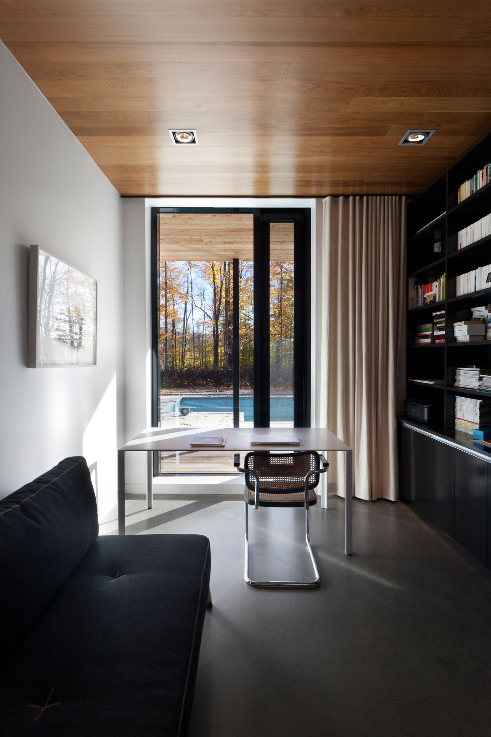 An Elegant Bi-Generational Family Cottage on a Large Wooded Lot near Sutton, Quebec by Les architectes FABG (14)