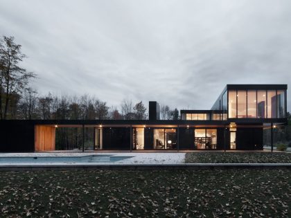 An Elegant Bi-Generational Family Cottage on a Large Wooded Lot near Sutton, Quebec by Les architectes FABG (15)