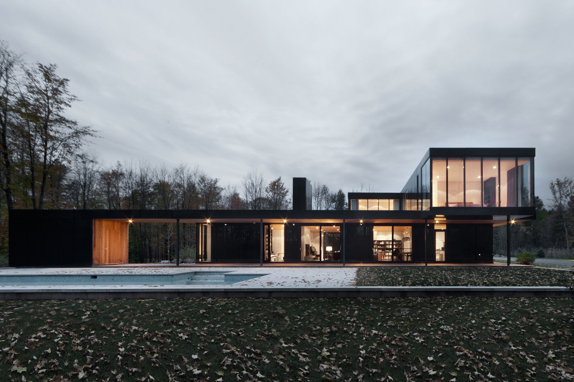An Elegant Bi-Generational Family Cottage on a Large Wooded Lot near Sutton, Quebec by Les architectes FABG (15)