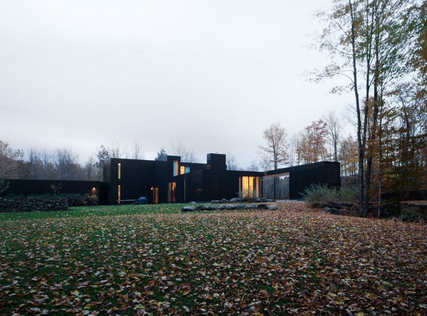 An Elegant Bi-Generational Family Cottage on a Large Wooded Lot near Sutton, Quebec by Les architectes FABG (16)