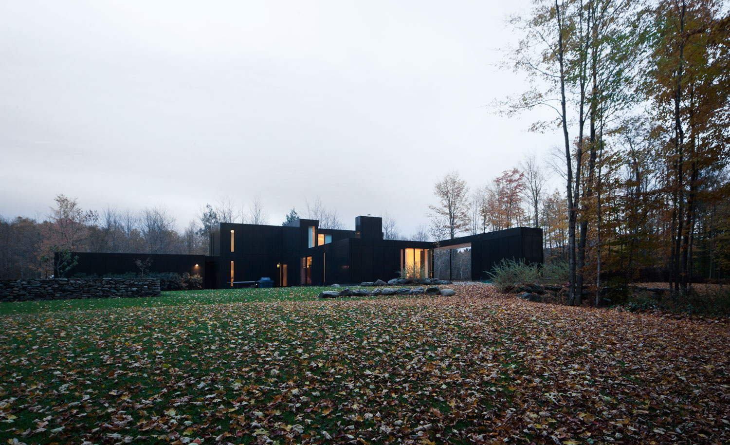 An Elegant Bi-Generational Family Cottage on a Large Wooded Lot near Sutton, Quebec by Les architectes FABG (16)