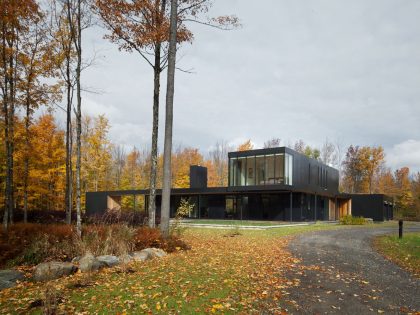 An Elegant Bi-Generational Family Cottage on a Large Wooded Lot near Sutton, Quebec by Les architectes FABG (2)