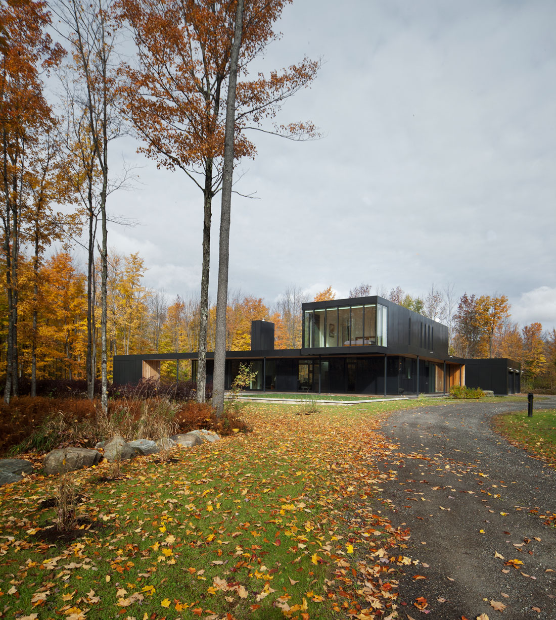 An Elegant Bi-Generational Family Cottage on a Large Wooded Lot near Sutton, Quebec by Les architectes FABG (2)