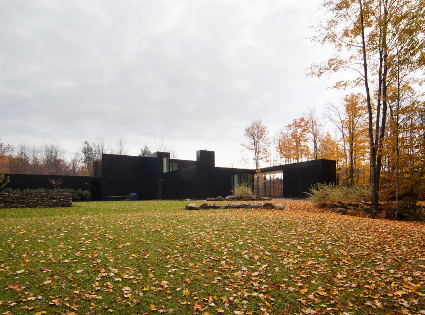 An Elegant Bi-Generational Family Cottage on a Large Wooded Lot near Sutton, Quebec by Les architectes FABG (3)