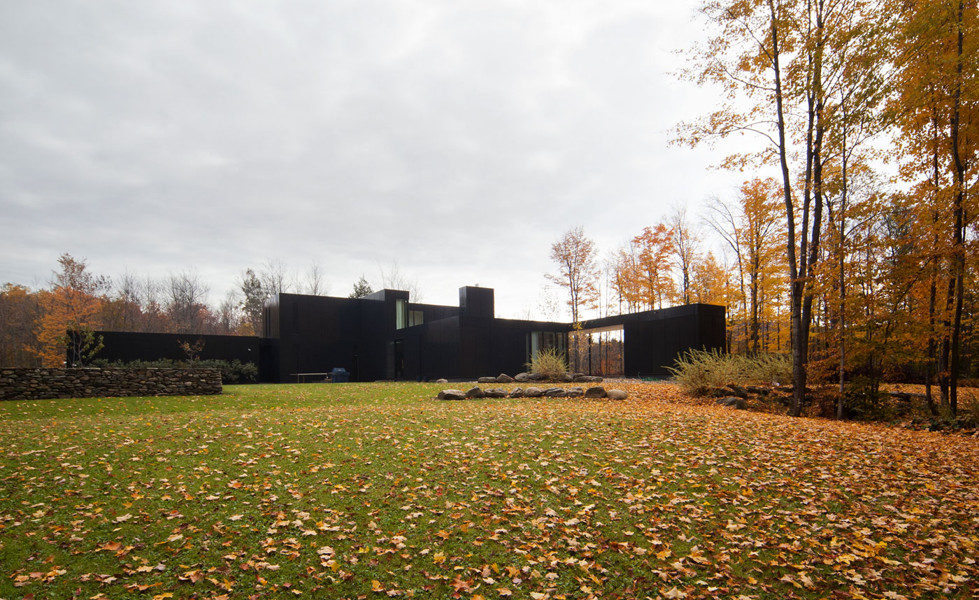 An Elegant Bi-Generational Family Cottage on a Large Wooded Lot near Sutton, Quebec by Les architectes FABG (3)
