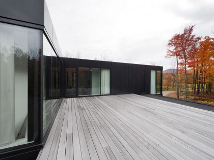 An Elegant Bi-Generational Family Cottage on a Large Wooded Lot near Sutton, Quebec by Les architectes FABG (4)