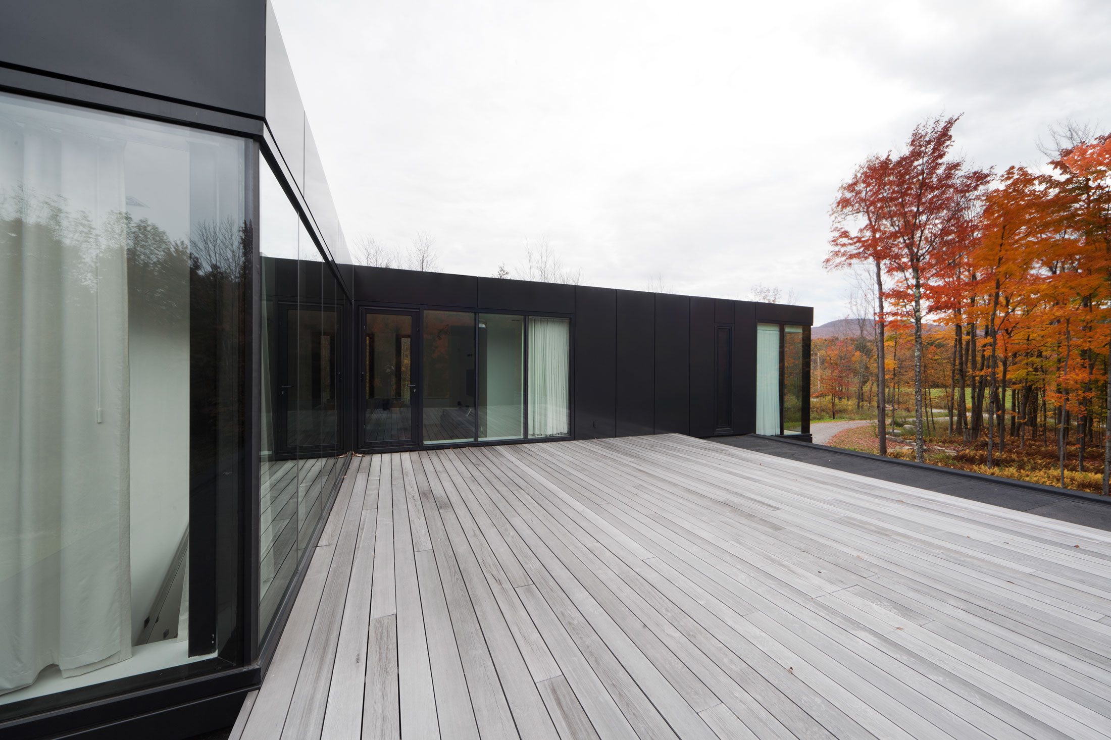 An Elegant Bi-Generational Family Cottage on a Large Wooded Lot near Sutton, Quebec by Les architectes FABG (4)