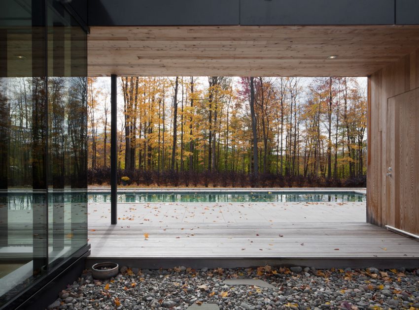 An Elegant Bi-Generational Family Cottage on a Large Wooded Lot near Sutton, Quebec by Les architectes FABG (5)