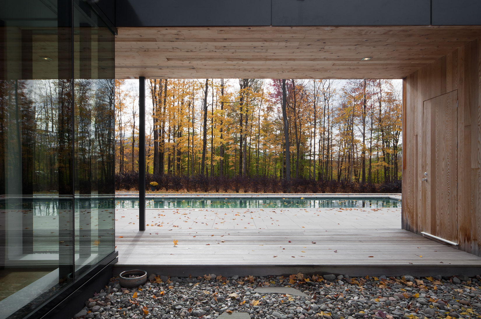 An Elegant Bi-Generational Family Cottage on a Large Wooded Lot near Sutton, Quebec by Les architectes FABG (5)