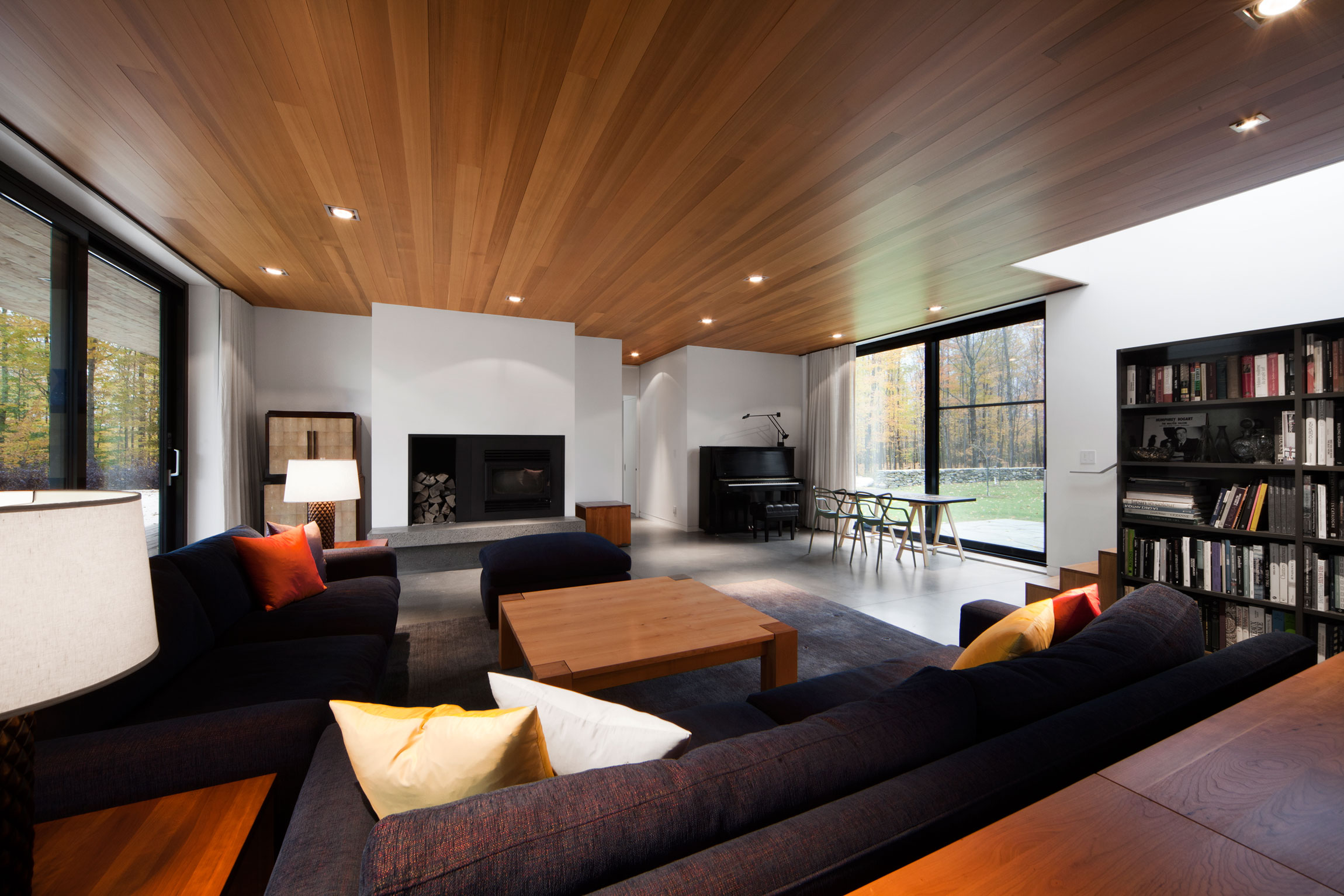 An Elegant Bi-Generational Family Cottage on a Large Wooded Lot near Sutton, Quebec by Les architectes FABG (7)