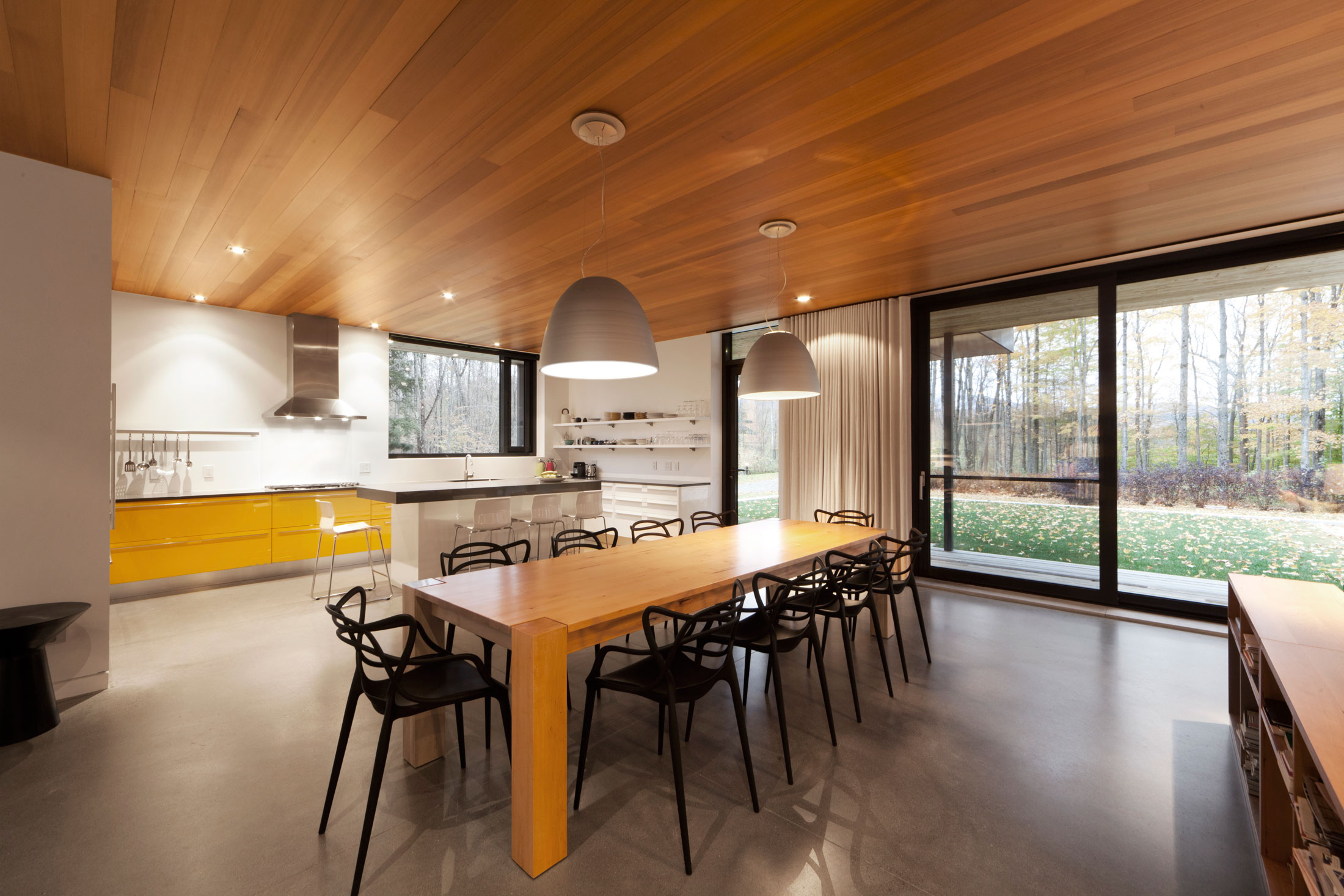 An Elegant Bi-Generational Family Cottage on a Large Wooded Lot near Sutton, Quebec by Les architectes FABG (9)