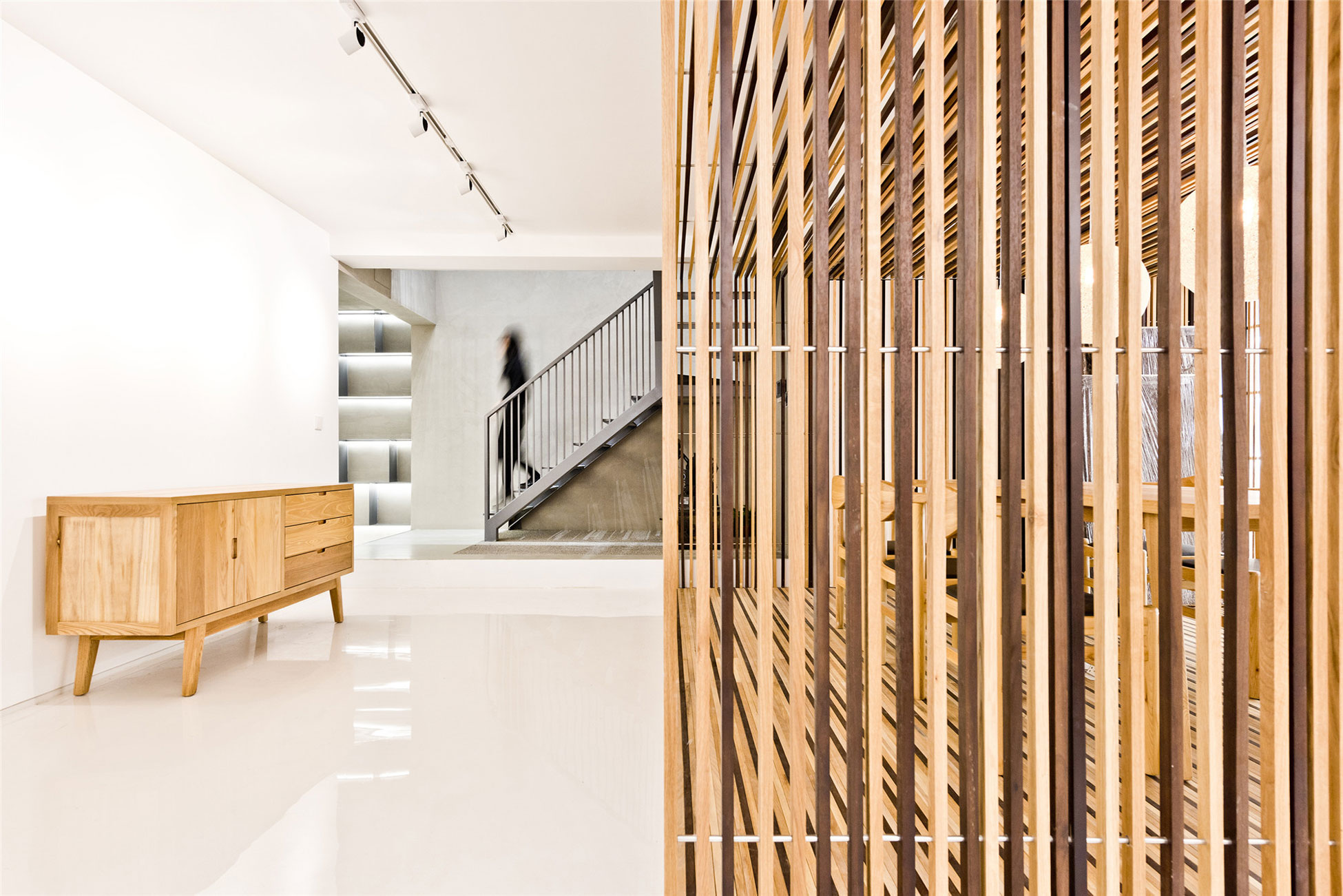 A Bright Contemporary Townhouse Full of Character in the Chaoyang District of Beijing by ARCHSTUDIO (13)