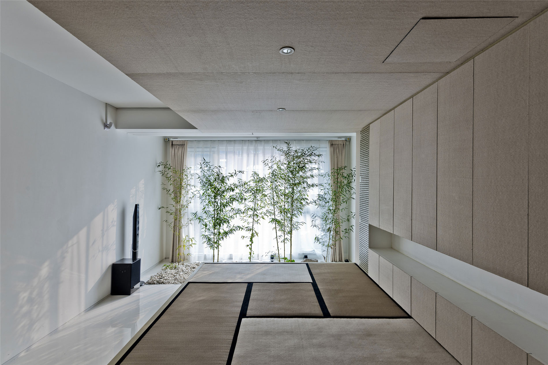 A Bright Contemporary Townhouse Full of Character in the Chaoyang District of Beijing by ARCHSTUDIO (19)