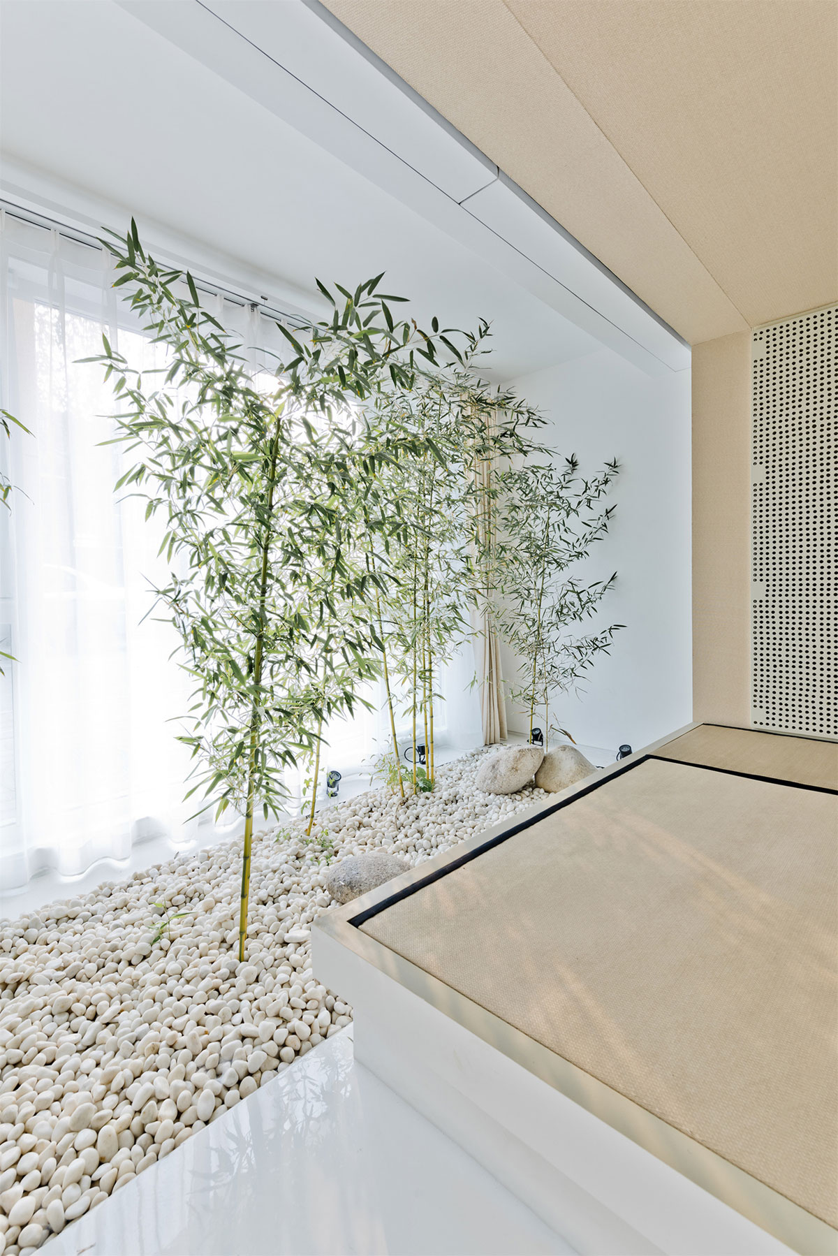 A Bright Contemporary Townhouse Full of Character in the Chaoyang District of Beijing by ARCHSTUDIO (20)