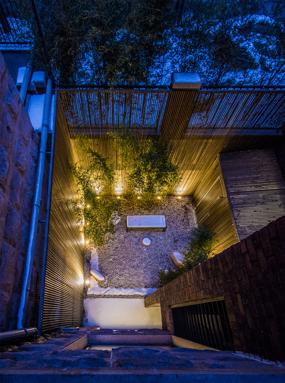 A Bright Contemporary Townhouse Full of Character in the Chaoyang District of Beijing by ARCHSTUDIO (24)