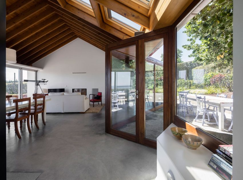 A Bright Contemporary Red Home Consists of Two Volumes Connected by a Wide Corridor in Ponta Delgada by Pedro Mauricio Borges (11)