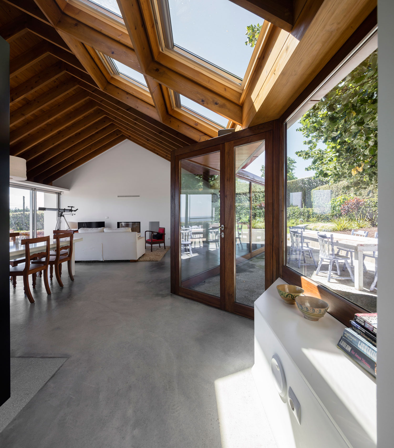 A Bright Contemporary Red Home Consists of Two Volumes Connected by a Wide Corridor in Ponta Delgada by Pedro Mauricio Borges (11)