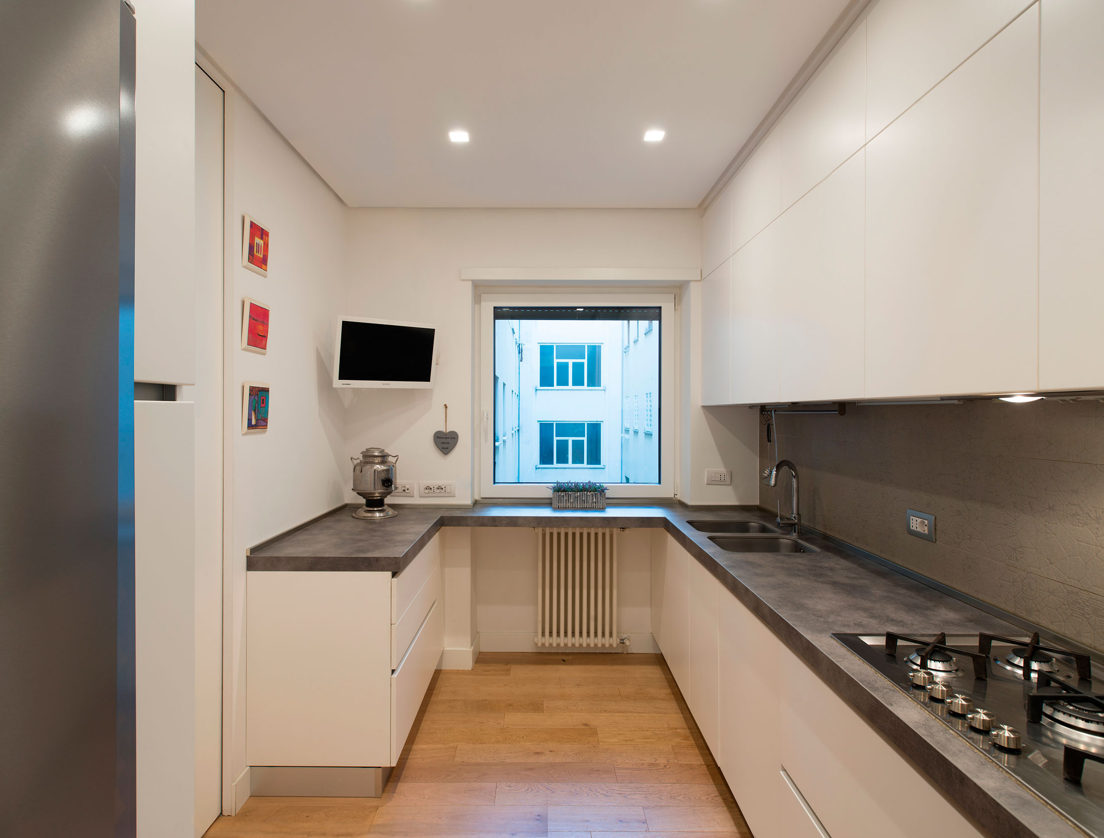 A Chic Contemporary Home with Colorful and Elegant Industrial Elements in Rome by Arabella Rocca (4)