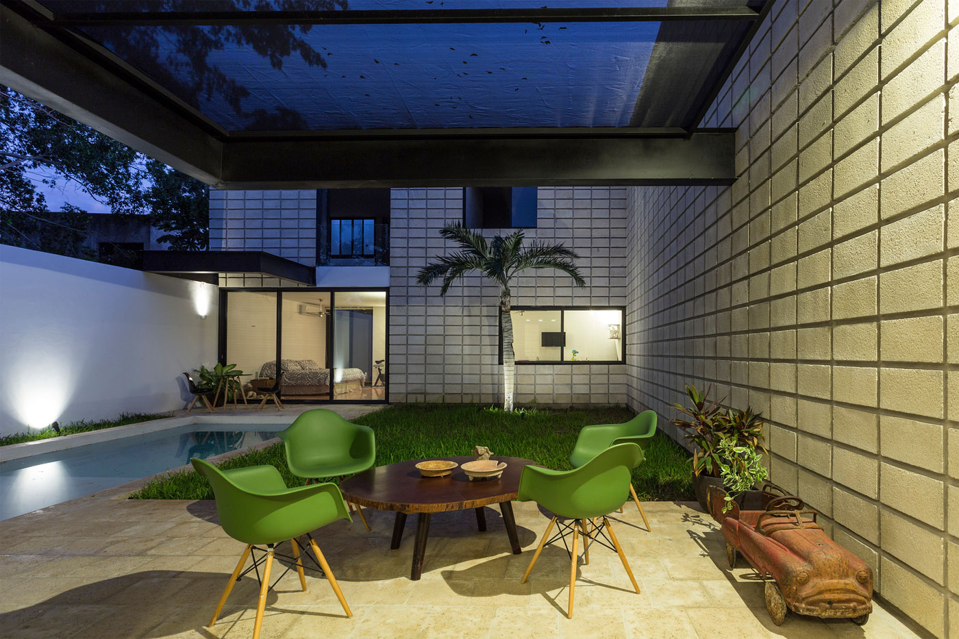 An Extraordinary and Colorful Home with Warm Interiors in Yucatán by Eureka Studio (11)