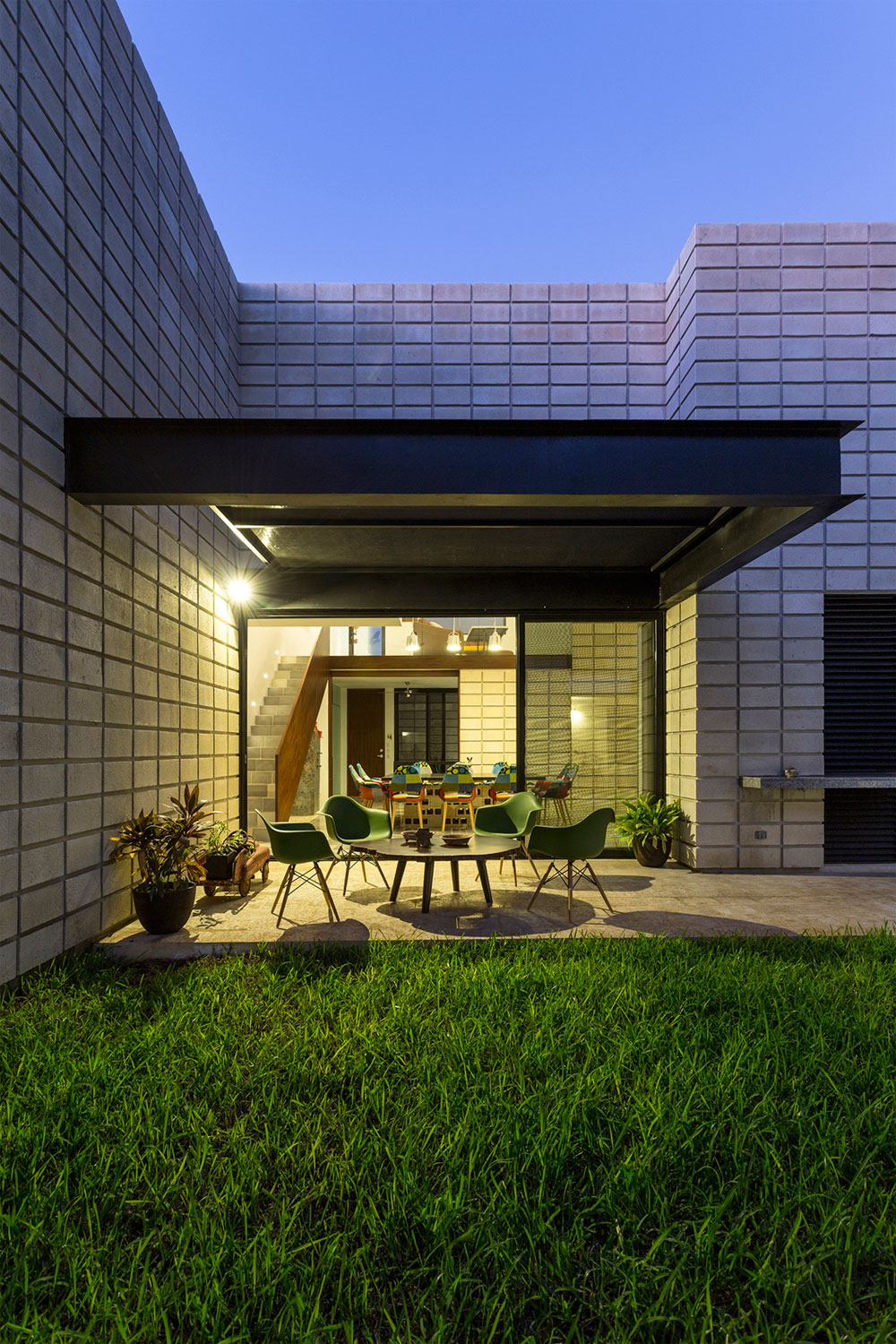 An Extraordinary and Colorful Home with Warm Interiors in Yucatán by Eureka Studio (14)