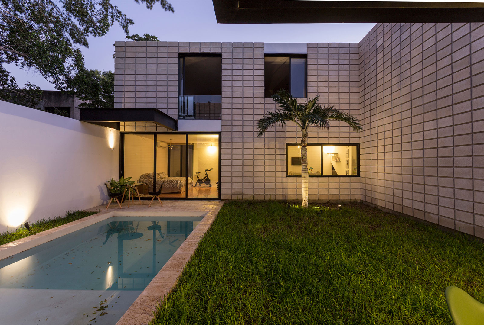 An Extraordinary and Colorful Home with Warm Interiors in Yucatán by Eureka Studio (16)