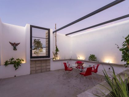 An Extraordinary and Colorful Home with Warm Interiors in Yucatán by Eureka Studio (18)