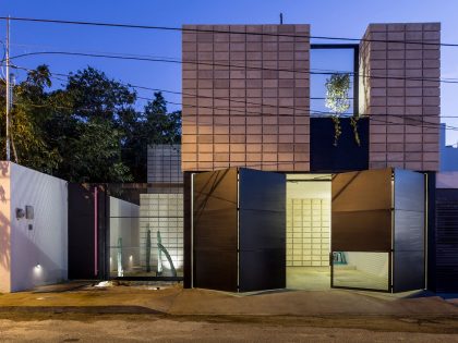 An Extraordinary and Colorful Home with Warm Interiors in Yucatán by Eureka Studio (19)