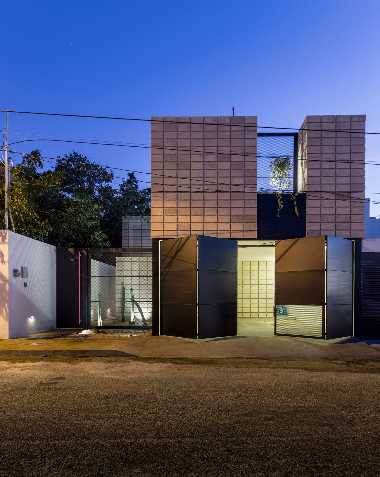 An Extraordinary and Colorful Home with Warm Interiors in Yucatán by Eureka Studio (19)