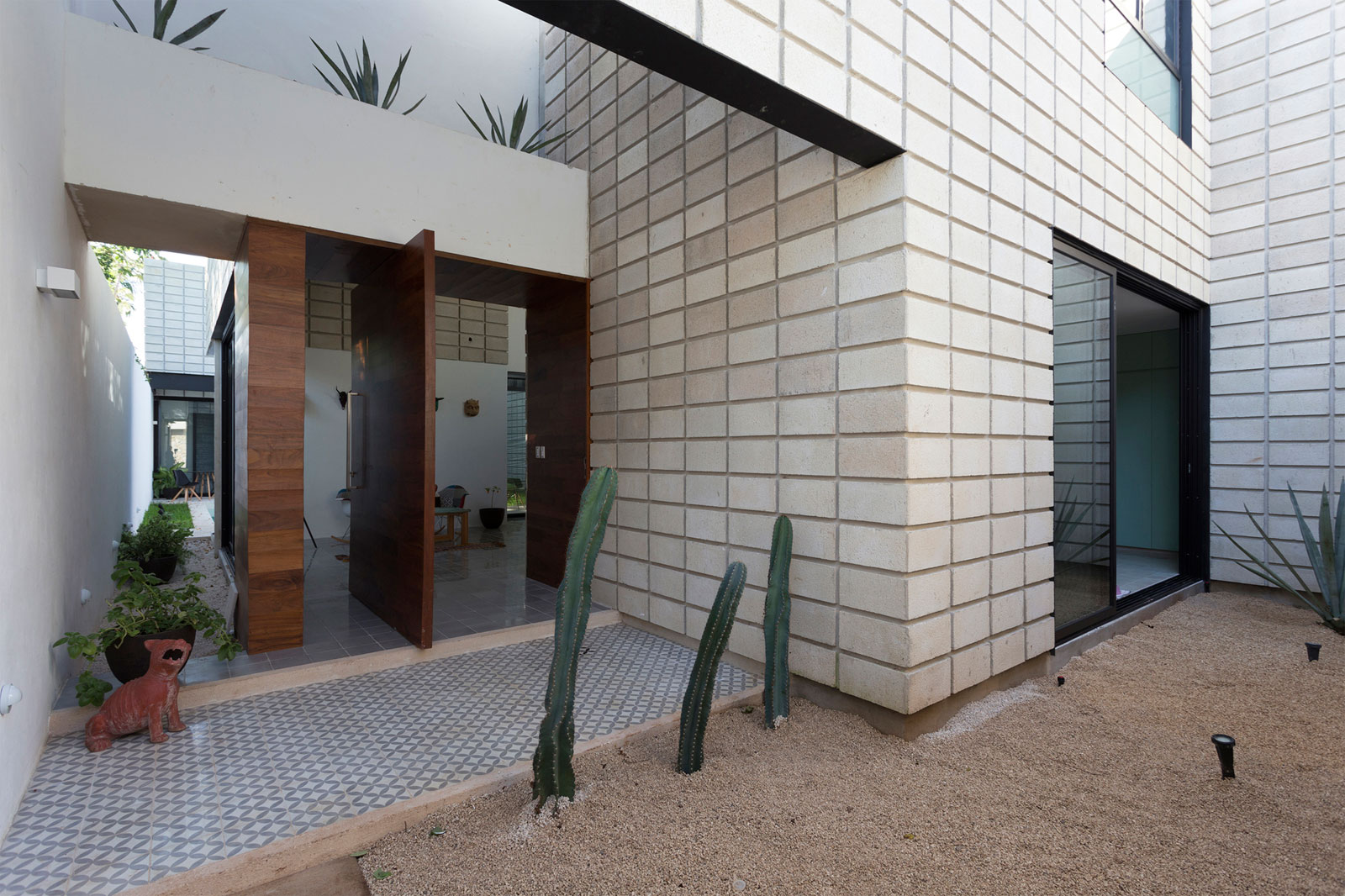 An Extraordinary and Colorful Home with Warm Interiors in Yucatán by Eureka Studio (2)