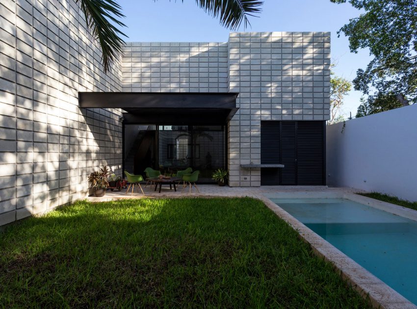 An Extraordinary and Colorful Home with Warm Interiors in Yucatán by Eureka Studio (3)