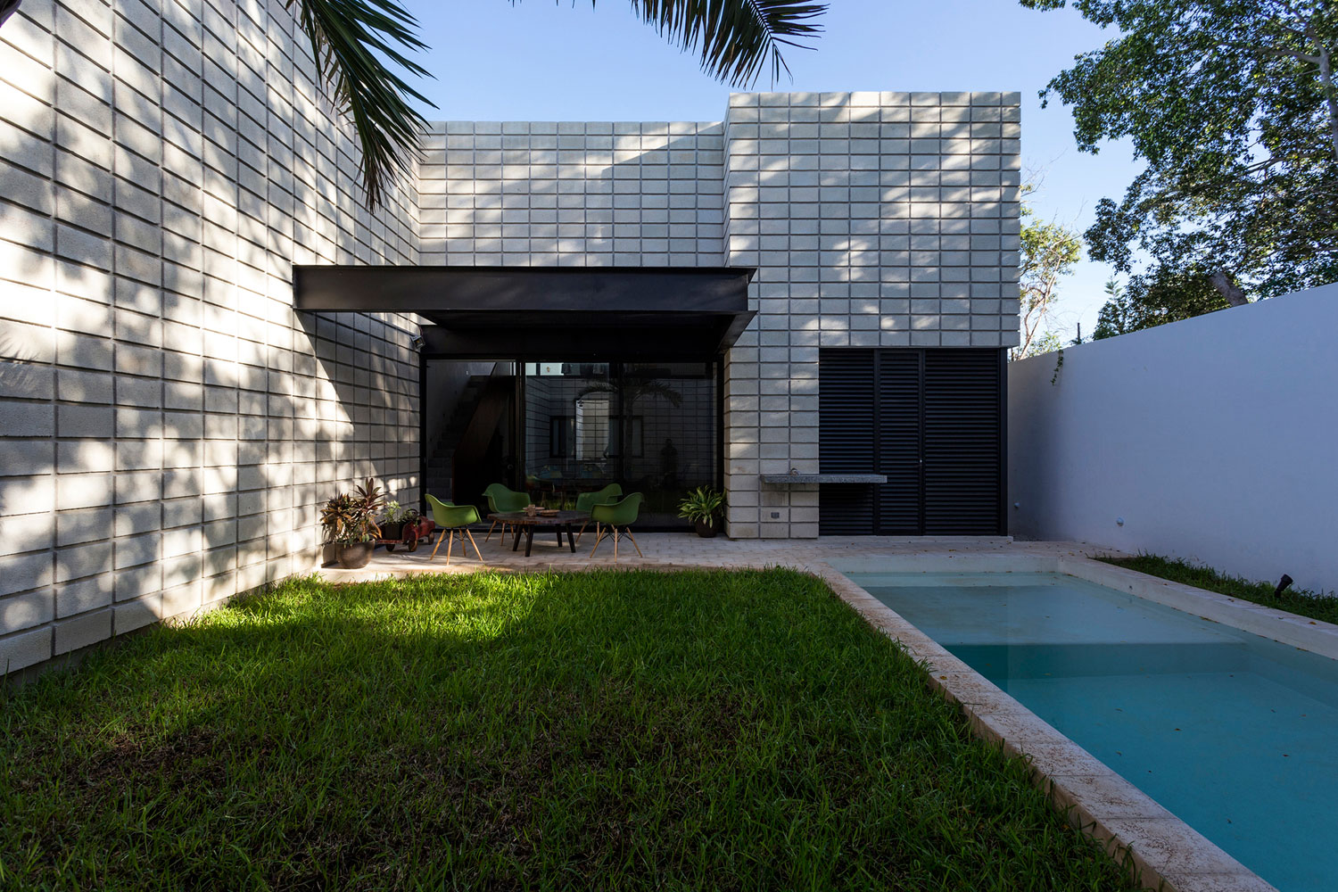 An Extraordinary and Colorful Home with Warm Interiors in Yucatán by Eureka Studio (3)