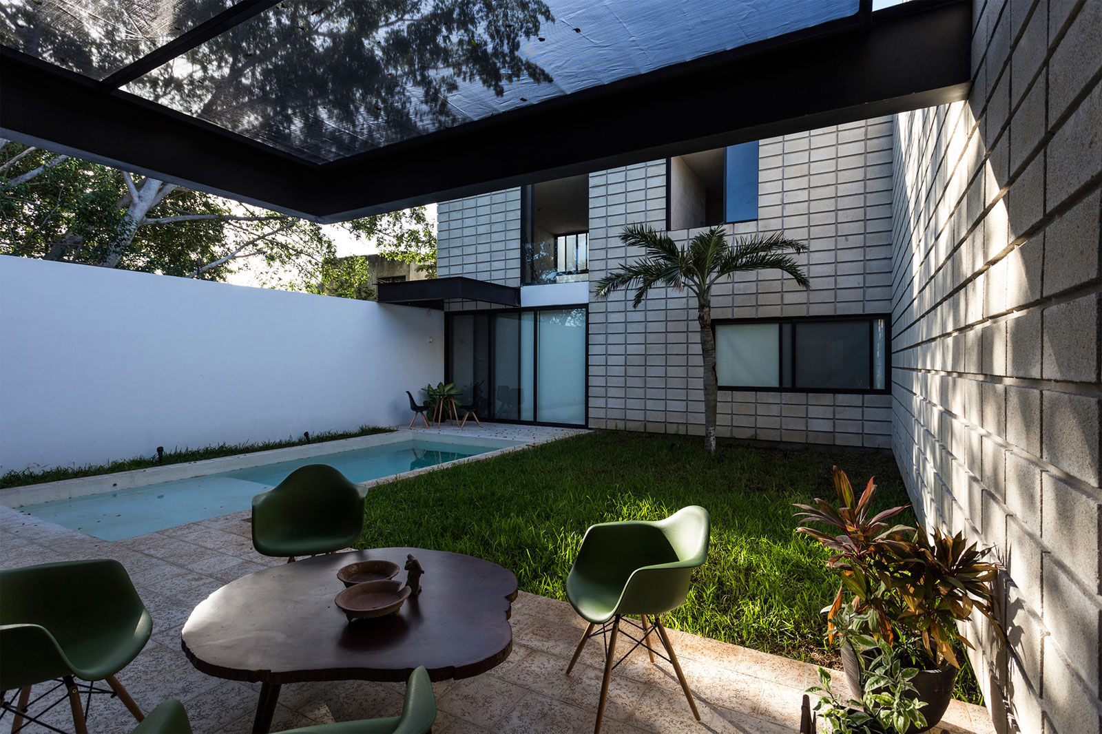 An Extraordinary and Colorful Home with Warm Interiors in Yucatán by Eureka Studio (4)