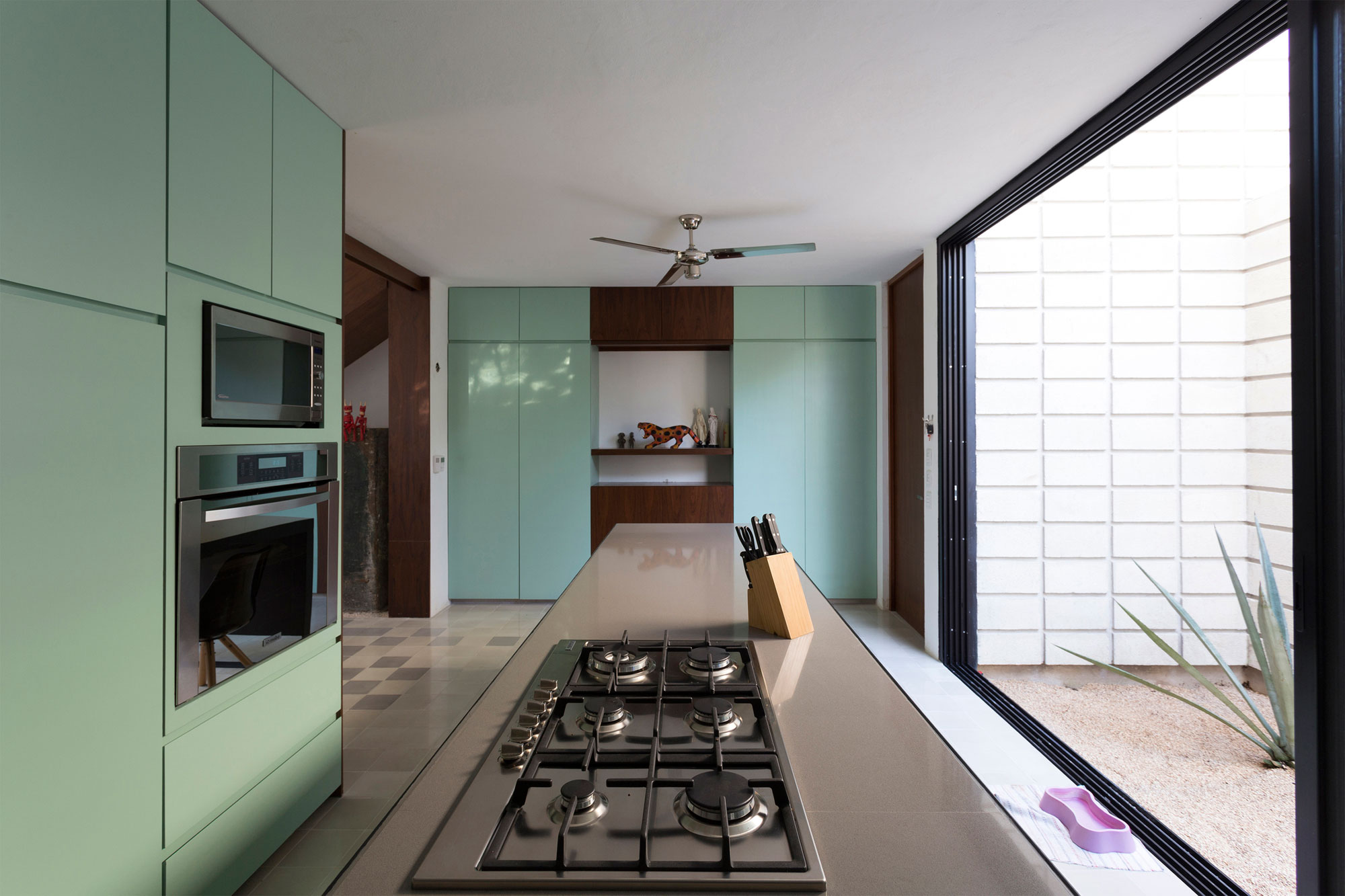 An Extraordinary and Colorful Home with Warm Interiors in Yucatán by Eureka Studio (5)