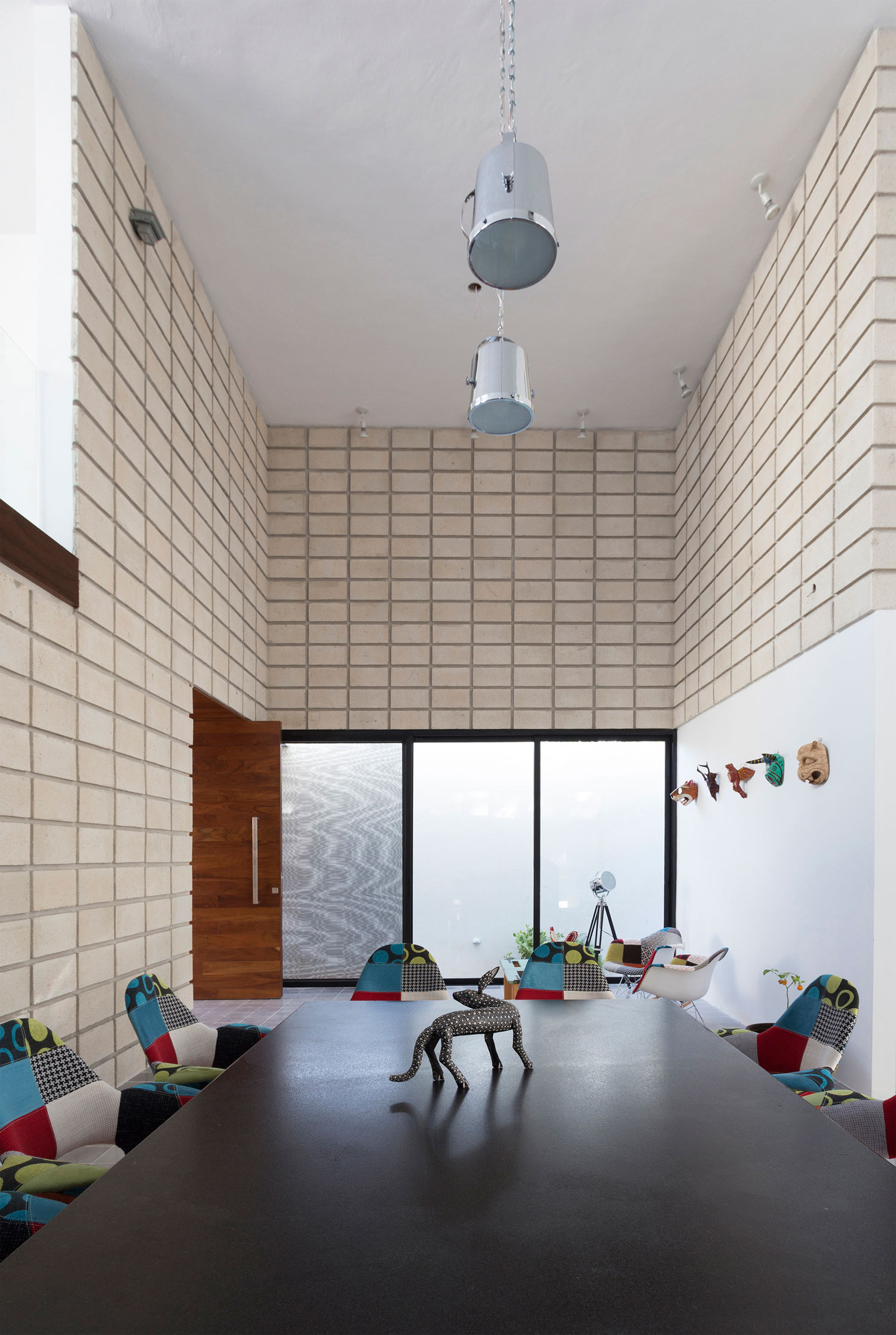 An Extraordinary and Colorful Home with Warm Interiors in Yucatán by Eureka Studio (7)