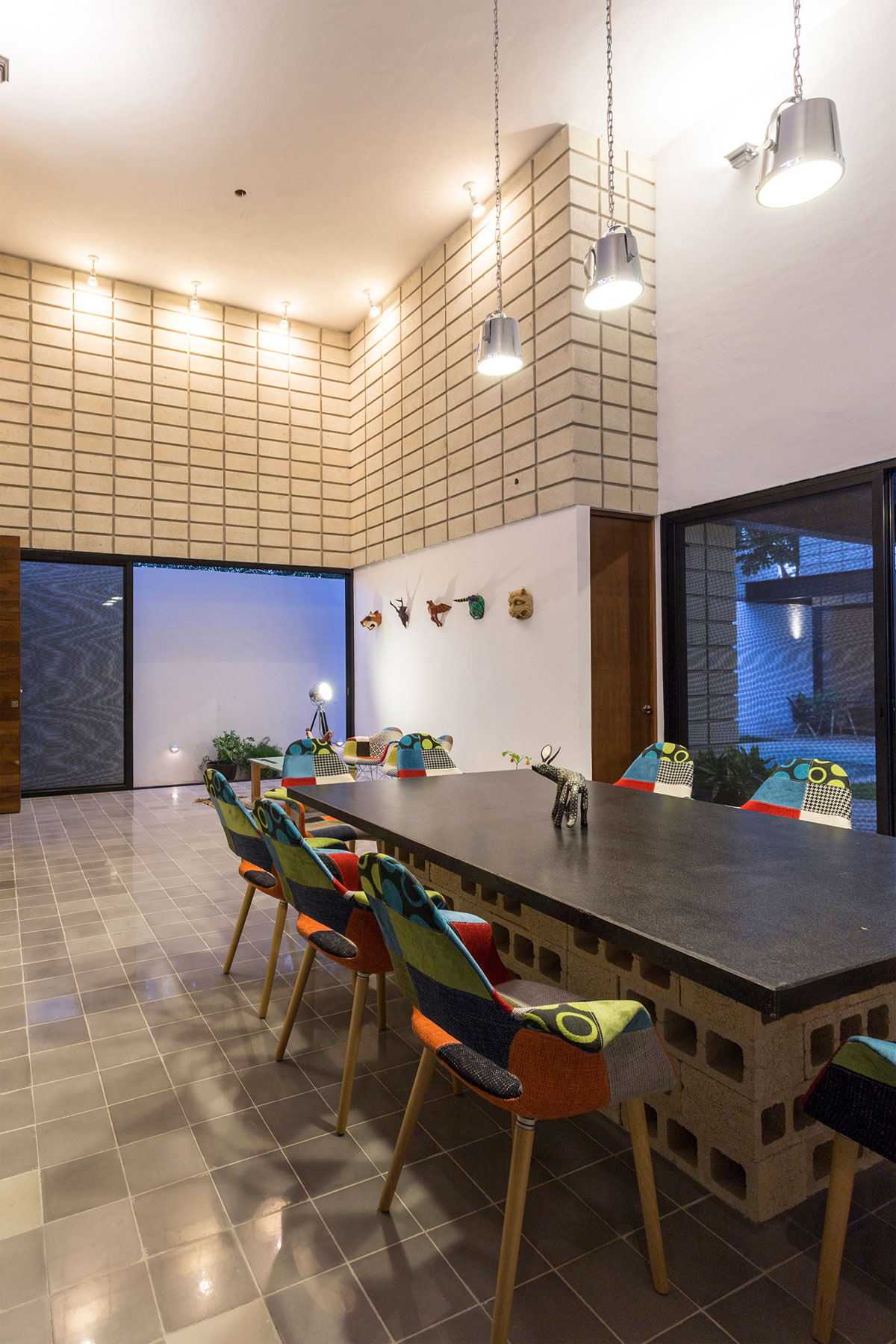 An Extraordinary and Colorful Home with Warm Interiors in Yucatán by Eureka Studio (8)