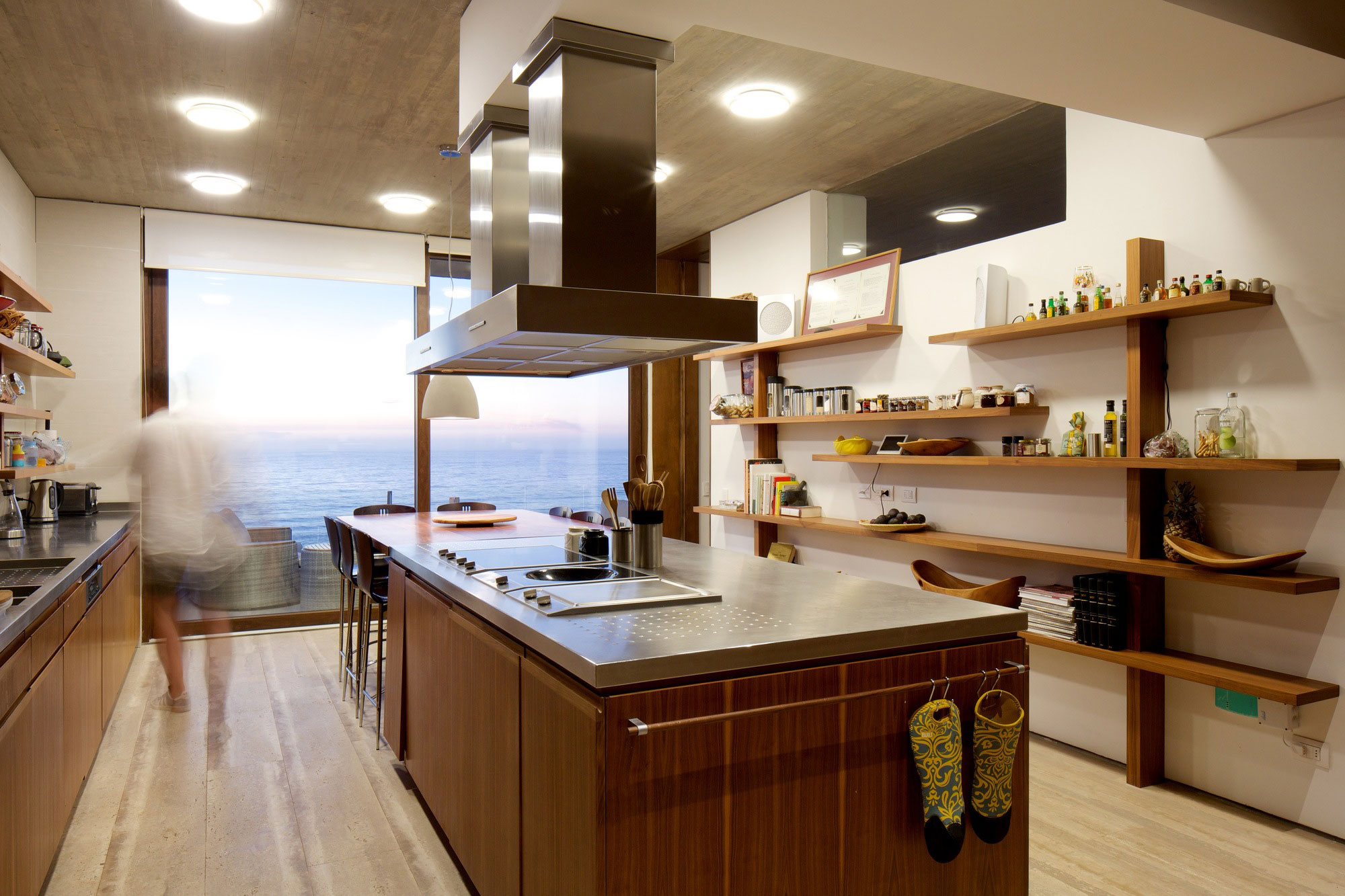 A Colorful and Vibrant Beach House Set on a Steeply Hillside in Cachagua, Chile by Cristian Hrdalo (10)