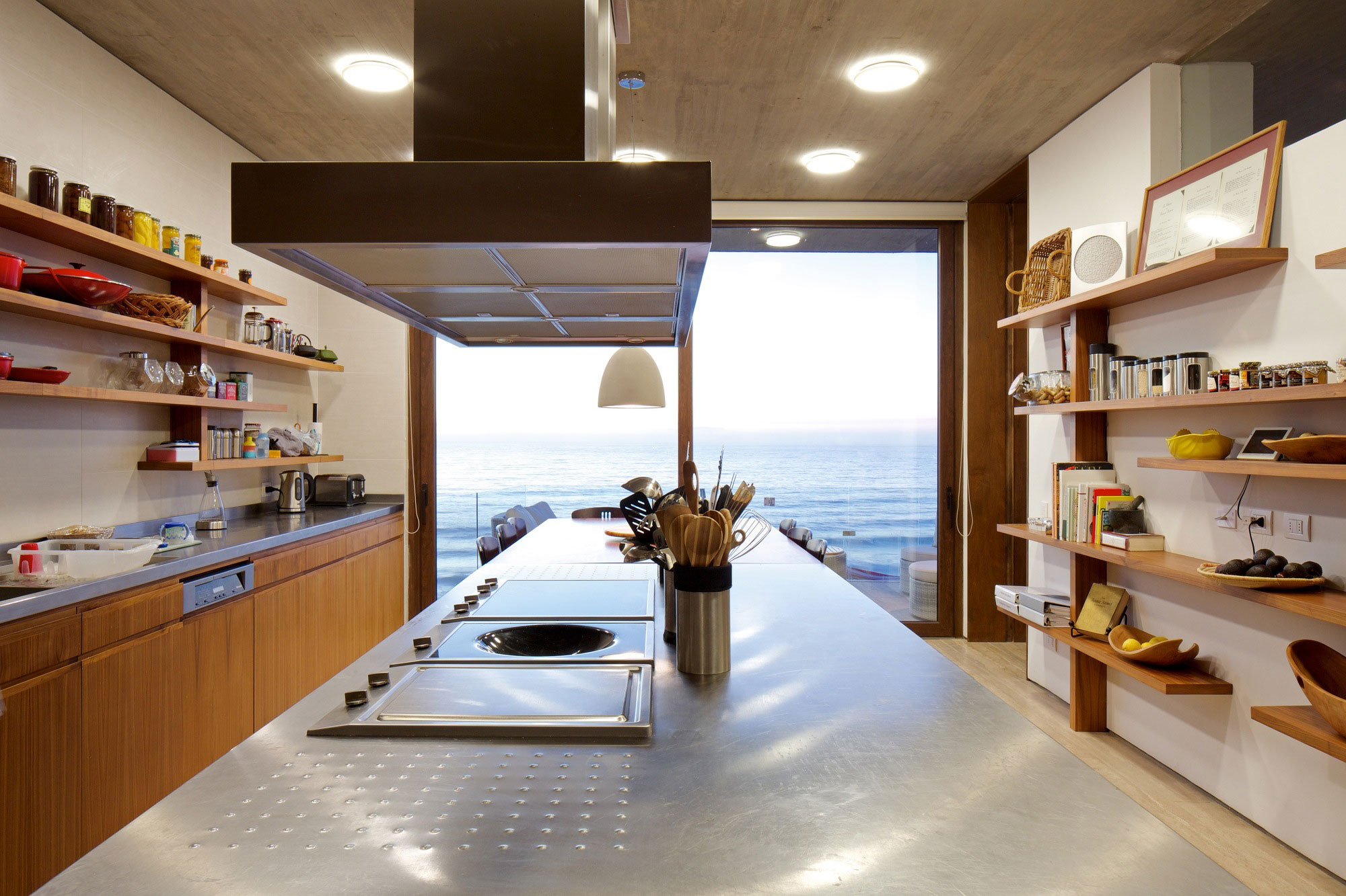 A Colorful and Vibrant Beach House Set on a Steeply Hillside in Cachagua, Chile by Cristian Hrdalo (11)