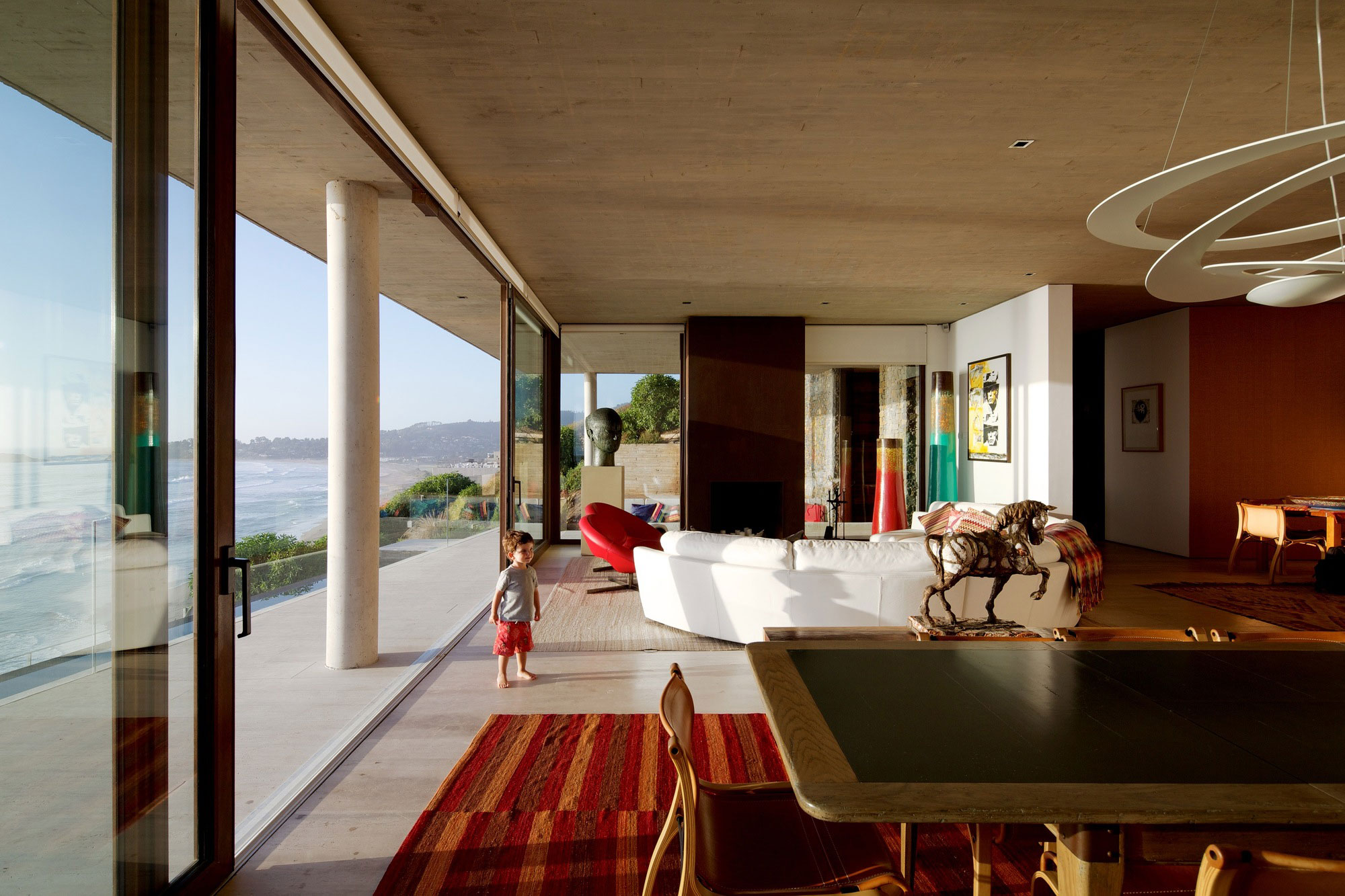 A Colorful and Vibrant Beach House Set on a Steeply Hillside in Cachagua, Chile by Cristian Hrdalo (12)