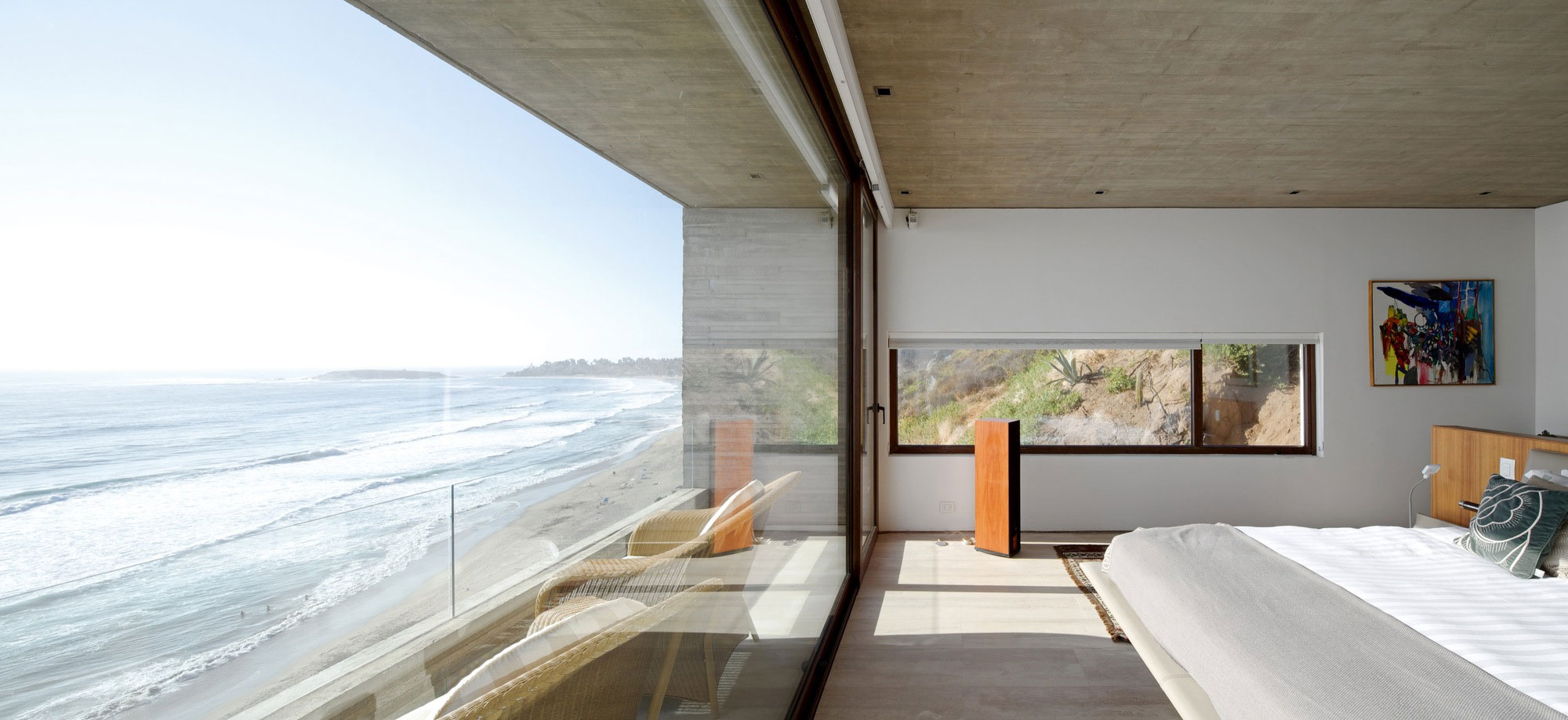 A Colorful and Vibrant Beach House Set on a Steeply Hillside in Cachagua, Chile by Cristian Hrdalo (13)