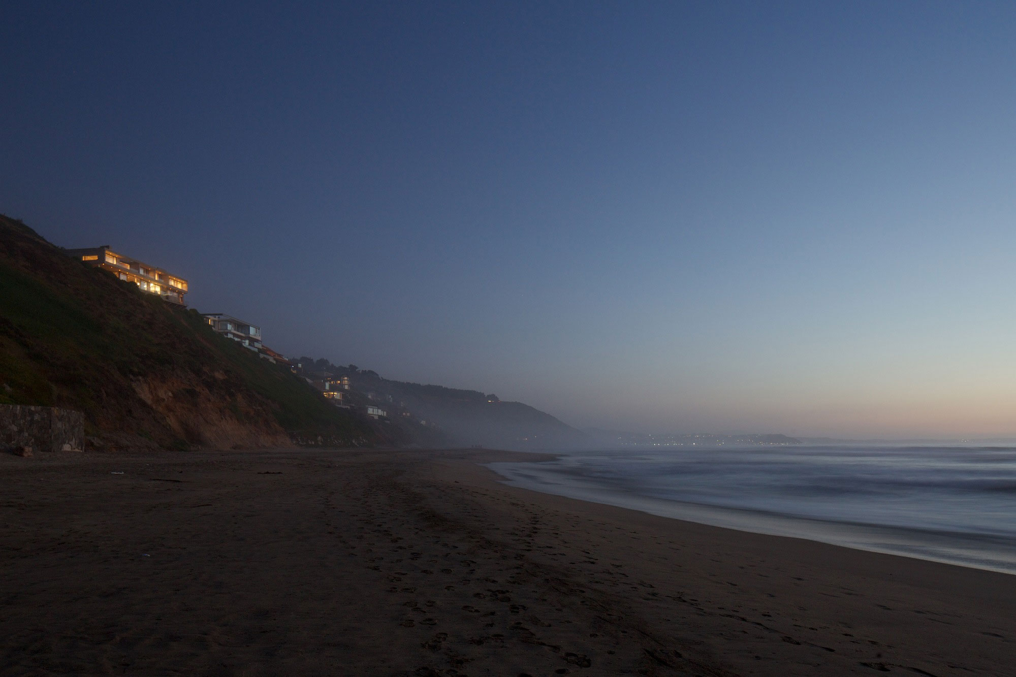A Colorful and Vibrant Beach House Set on a Steeply Hillside in Cachagua, Chile by Cristian Hrdalo (14)