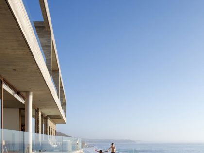 A Colorful and Vibrant Beach House Set on a Steeply Hillside in Cachagua, Chile by Cristian Hrdalo (2)